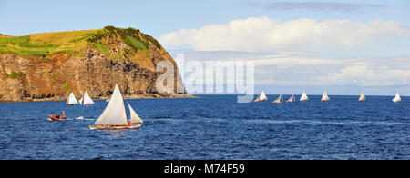 Walfang boote Regatten im Meer Kanal zwischen Faial und Pico Inseln im Meer Woche Festival. Faial, Azoren, Portugal Stockfoto