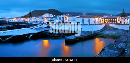 Das historische Zentrum von Santa Cruz da Graciosa bei Dämmerung, die Insel La Graciosa. Azoren. Portugal Stockfoto