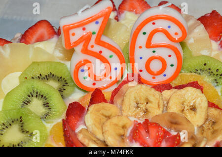 Geburtstag Kuchen, garniert mit Sahne und viel frischem Obst Stockfoto