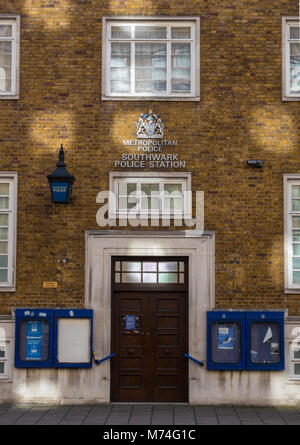 Der Haupteingang zum Southwark Polizeistation in Central London. 1960 Das architektonische Polizei Gebäude mit blauer Polizist Laterne an der Wand Stockfoto