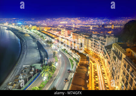Waterfront und der Promenade des Anglais in Nizza bei Nacht. Cote d'Azur, Französische Riviera, Frankreich Stockfoto