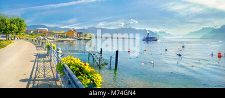 Panoramablick auf den Genfer See mit schönen Damm in Vevey Stadt. Kanton Waadt, Schweiz Stockfoto