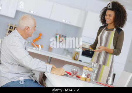 Weibliche Pflegeperson Unterstützung und Unterstützung älterer Mann Stockfoto