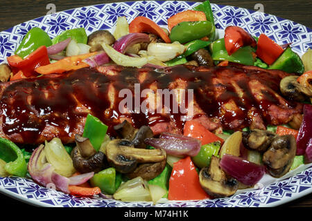Ein Rack mit Rippen gebacken mit BBQ Sauce Stockfoto
