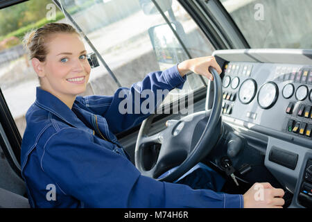 Porträt der Frau, die in der Kabine des Fahrzeugs Stockfoto