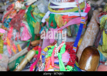 Holz- lingams Angebote Prinzessin Phra Nang Höhle, Railay Halbinsel, Krabi, Thailand Stockfoto