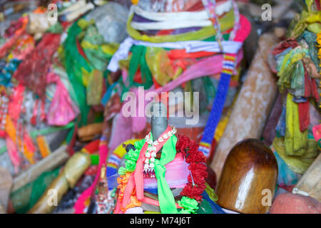 Holz- lingams Angebote Prinzessin Phra Nang Höhle, Railay Halbinsel, Krabi, Thailand Stockfoto