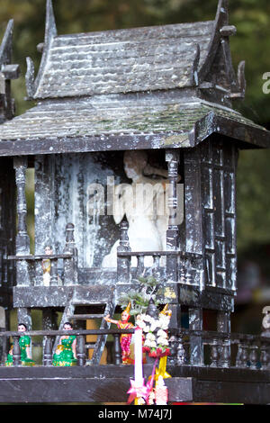 Holz- lingams Angebote Prinzessin Phra Nang Höhle, Railay Halbinsel, Krabi, Thailand Stockfoto