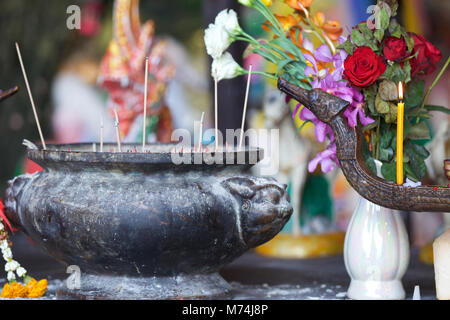 Holz- lingams Angebote Prinzessin Phra Nang Höhle, Railay Halbinsel, Krabi, Thailand Stockfoto