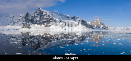 Landschaftlich schöne Pan schneebedeckten Gletscher und Klippen in stillen Wassern des Lemaire Kanals Antarktis wider, Kodiak Lücke aus der Antarktischen Halbinsel Stockfoto