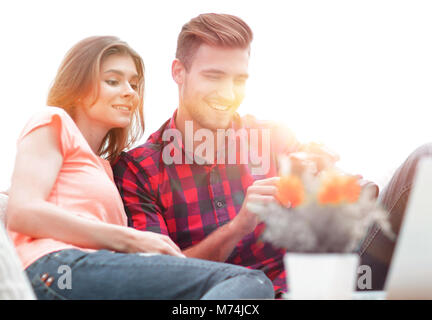 Moderne junge Paar prüft die Fotos auf der Kamera Stockfoto