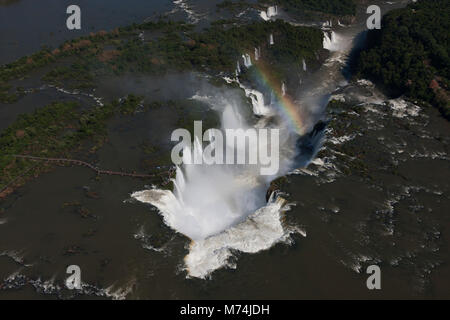 Sommer Antenne Pan full view Iguazu Wasserfälle Wasserfälle, Regenbogen, Fluss Grenze Brasilien, Argentinien, UNESCO-Weltkulturerbe, natürlichen Wunder der Welt Stockfoto