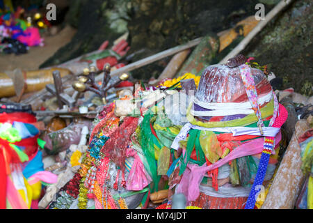 Holz- lingams Angebote Prinzessin Phra Nang Höhle, Railay Halbinsel, Krabi, Thailand Stockfoto