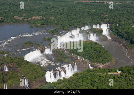 Die Iguazu Wasserfälle Wasserfälle Wasser Grenze Brasilien, Argentinien UNESCO-Weltkulturerbe, natürlichen Wunder der Welt Antenne Panorama Landschaft Stockfoto