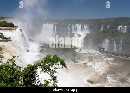 Antenne panorama Iguazu Wasserfälle Wasserfälle mit Perspektive, Touristen in Nebel auf Gehweg, UNESCO-Weltkulturerbe, natürlichen Wunder der Welt Stockfoto