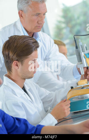 Techniker arbeiten im Dentallabor Stockfoto