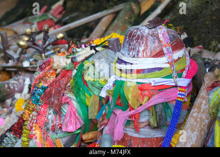 Holz- lingams Angebote Prinzessin Phra Nang Höhle, Railay Halbinsel, Krabi, Thailand Stockfoto