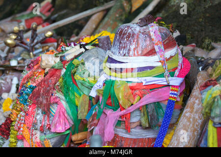 Holz- lingams Angebote Prinzessin Phra Nang Höhle, Railay Halbinsel, Krabi, Thailand Stockfoto