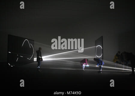 Festes Licht arbeitet, ist die erste große britische Ausstellung der Künstler Anthony McCall arbeiten seit über einem Jahrzehnt. Die Ausstellung umfasste drei neue olid Light" Installationen. McCall ist am besten für seine großen Stil bekannt, immersive skulpturalen Licht Installationen, die den Besucher einbeziehen und sie einladen, sich aktiv an der Arbeit zu werden. Stockfoto