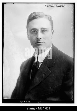 Ein Porträt von Franklin D. Roosevelt, dem 32. Präsidenten der Vereinigten Staaten, aufgenommen in einem formellen Rahmen während seiner Präsidentschaft. Roosevelt führte die Nation durch die große Depression und den Zweiten Weltkrieg Stockfoto