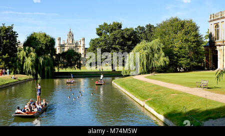 Punting auf dem Fluss Cam Vergangenheit Trinity College und das St John's College, Sommer Stockfoto