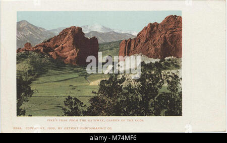Blick auf den Pike's Peak vom Gateway am Garden of the Gods in Colorado. Das Bild zeigt die atemberaubenden natürlichen Felsformationen und die Bergkulisse. Stockfoto