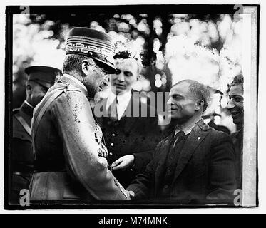 Dieses Bild fängt General Diaz am 24. Oktober 1921 in Walter Reed ein und bietet einen Einblick in einen historischen Moment während seines Besuchs im Walter Reed Army Medical Center in Washington, D.C. das Foto spiegelt Diaz' prominente Rolle in der Militärgeschichte während dieser Zeit wider. Stockfoto