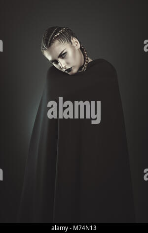 Schwarze vampir Frau mit schwarzen Umhang. Halloween und Gothic Stockfoto