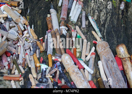 Holz- lingams Angebote Prinzessin Phra Nang Höhle, Railay Halbinsel, Krabi, Thailand Stockfoto