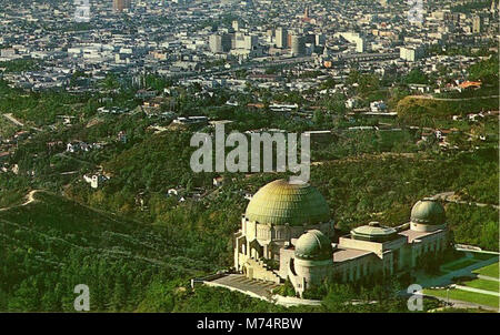 Luftaufnahme des Griffith Observatory und Planetariums in Los Angeles, Kalifornien. Das Observatorium ist ein Wahrzeichen mit Blick auf die Stadt und den Kosmos. Stockfoto