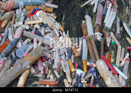 Holz- lingams Angebote Prinzessin Phra Nang Höhle, Railay Halbinsel, Krabi, Thailand Stockfoto