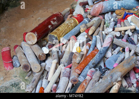 Holz- lingams Angebote Prinzessin Phra Nang Höhle, Railay Halbinsel, Krabi, Thailand Stockfoto