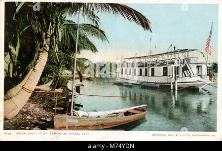 Dieses Bild zeigt Hausbootfahrten auf dem Miami River in Florida und zeigt die Beliebtheit von Bootstouren als Freizeitaktivität. Die Szene zeigt die Schiffe, die zum Wohnen und zur Freizeit entlang der Wasserstraße genutzt werden. Stockfoto