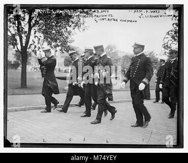 Eine Begegnung amerikanischer und deutscher Admirale mit Graf Bernstorff, die in diesem historischen Bild der diplomatischen Beziehungen des frühen 20. Jahrhunderts festgehalten wurde. Stockfoto