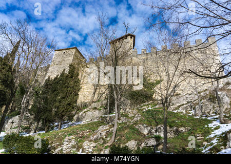 Blick auf die Festung von Guaita auf dem Berg Titano, San Marino Stockfoto