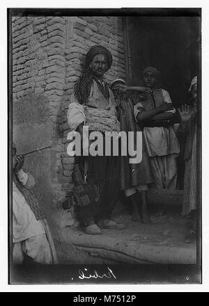 Ein Foto von der antiken Stätte Arbela (Erbil) im Irak, das das Zentrum des Ischtar-Kultes während der assyrischen Zeit um 2200 v. Chr. hervorhebt und eine typische Gruppe von Menschen zeigt. Stockfoto