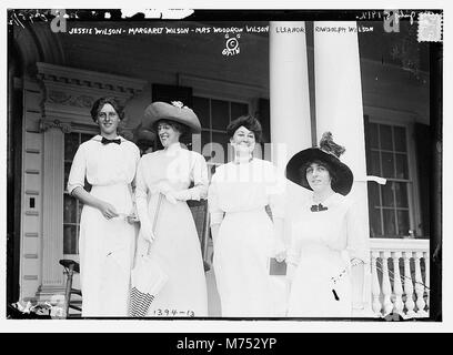 This photograph depicts Jessie Wilson, Margaret Wilson, Mrs. Woodrow Wilson, and Eleanor Randolph Wilson. The image highlights the family members of President Woodrow Wilson in a formal setting. Stockfoto