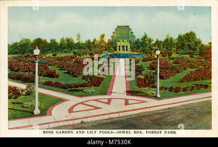 Die Jewel Box im Forest Park ist ein botanischer Wintergarten in St. Louis, Missouri. Die Jewel Box ist bekannt für ihre unverwechselbare Glasarchitektur und beherbergt eine Vielzahl von Pflanzen und Blumen und bietet einen Raum für Bildung und Entspannung. Stockfoto