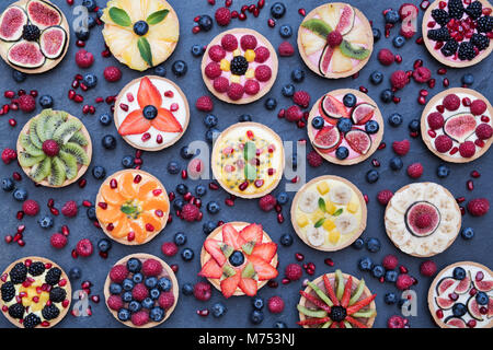 Bunte Obstkuchen auf einer Schiefertafel Hintergrund Stockfoto