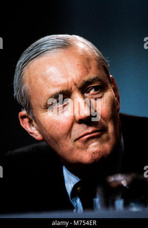 Tony Benn in der Labour Party, Konferenz, Bournmouth im Oktober 1985 Anthony Neil Wedgwood Benn (3. April 1925 - vom 14. März 2014), ursprünglich als Anthony Wedgwood Benn bekannt, aber später als Tony Benn, war ein britischer Politiker, Schriftsteller und tagebuchschreibers. Er war ein Mitglied des Parlaments (MP) für 47 Jahre zwischen 1950 und 2001 allgemeine Wahlen und ein Minister der Regierungen von Harold Wilson und James Callaghan in den 1960er und 1970er Jahren. Ursprünglich eine moderate, war er in der Partei hart links aus den frühen 80er Jahren identifiziert und wurde weithin als ein Verfechter des demokratischen Sozialismus gesehen Stockfoto