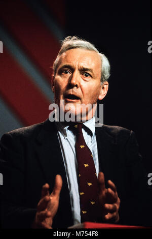 Tony Benn in der Labour Party, Konferenz, Bournmouth im Oktober 1985 Anthony Neil Wedgwood Benn (3. April 1925 - vom 14. März 2014), ursprünglich als Anthony Wedgwood Benn bekannt, aber später als Tony Benn, war ein britischer Politiker, Schriftsteller und tagebuchschreibers. Er war ein Mitglied des Parlaments (MP) für 47 Jahre zwischen 1950 und 2001 allgemeine Wahlen und ein Minister der Regierungen von Harold Wilson und James Callaghan in den 1960er und 1970er Jahren. Ursprünglich eine moderate, war er in der Partei hart links aus den frühen 80er Jahren identifiziert und wurde weithin als ein Verfechter des demokratischen Sozialismus gesehen Stockfoto