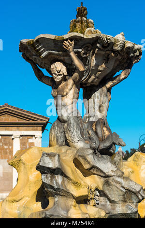 Die Triton Brunnen oder Fontana dei Tritoni mit Tempel des Portunus (Tempel der Fortuna Virilis) an der Piazza della Bocca della Verita, Rom, Italien. Stockfoto