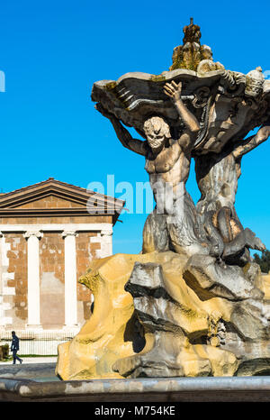 Die Triton Brunnen oder Fontana dei Tritoni mit Tempel des Portunus (Tempel der Fortuna Virilis) an der Piazza della Bocca della Verita, Rom, Italien. Stockfoto