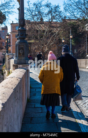 Alten italienischen Paar Kreuzung Brücke vom Tiber Insel Trastavere. Rom. Italien. Stockfoto