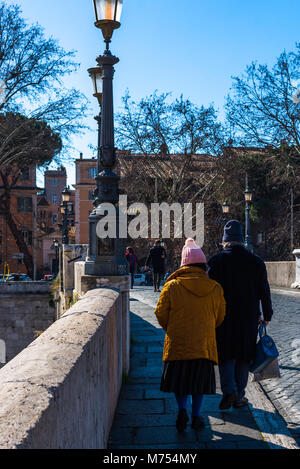 Alten italienischen Paar Kreuzung Brücke vom Tiber Insel Trastavere Stockfoto