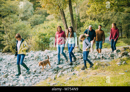 Drei generation Familie wandern gemeinsam durch den Lake District mit ihren Hund. Stockfoto