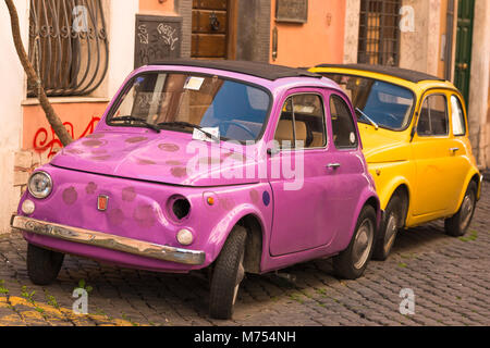 Zwei klassischen Fiat 500 Autos auf Trastevere backstreet, Rom, Latium, Italien geparkt. Stockfoto