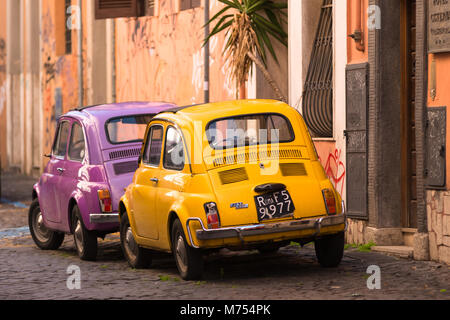 Zwei klassischen Fiat 500 Autos auf Trastevere backstreet, Rom, Latium, Italien geparkt. Stockfoto