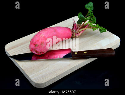 Die frischen rosa Rettich für das Kochen im Studio in schwarzen Hintergrund Stockfoto