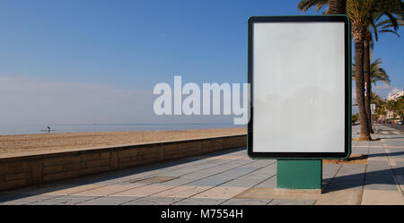 Rechteckig blank Billboard mock up im Strand Stockfoto